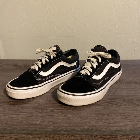 Women’s Vans Old Skool Shoes - Picture 2 of 6